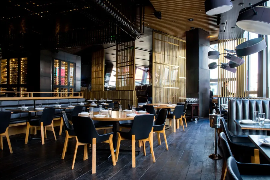 Bartek Wiśniewski, współzałożyciel palarni Wełna — portret przy oknie palarni